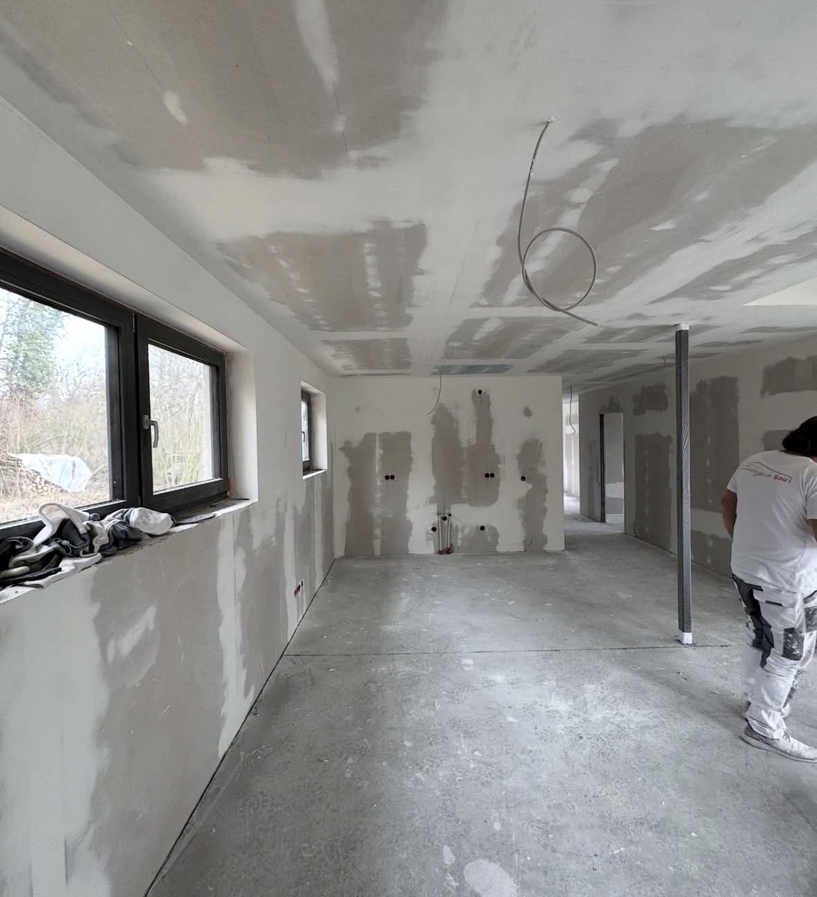 Innenausbau Wohnetage: Wände und Decken beplankt und gespachtelt, bereit für den Anstrich.